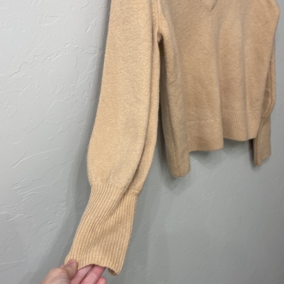 Madewell V- Neck tan sweater size medium - Picture 4 of 9